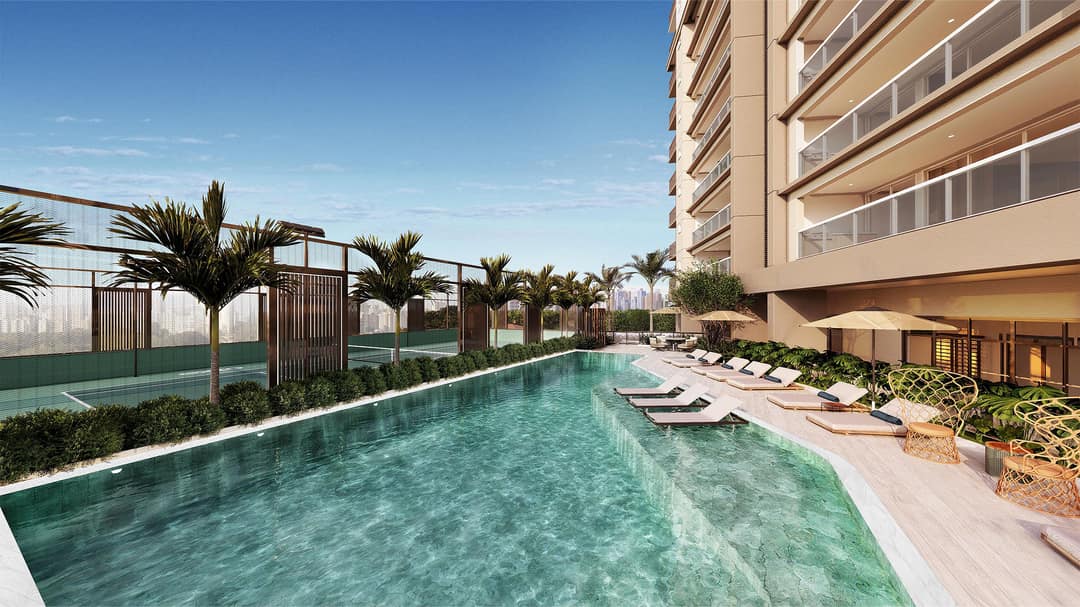 Piscina descoberta com deck molhado e solário